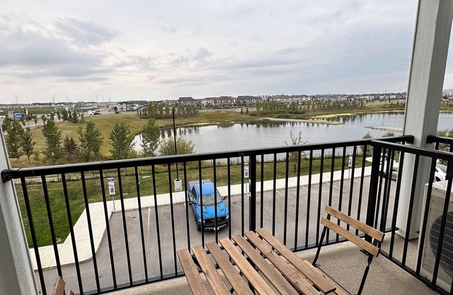 Cosy 2 bedroom & 2 bath apartment 9 minutes from the airport (YYC)