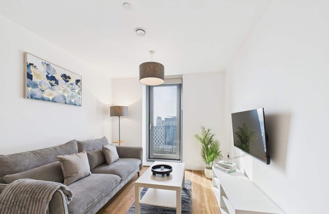 Cosy 2BR in Media City