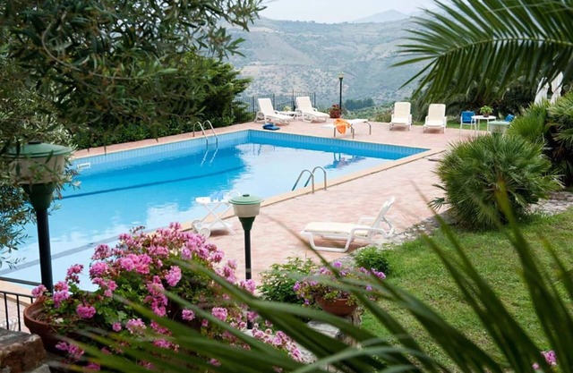 Cosy apartment in villa with A/C, WIFI, pool, TV, terrace and panoramic view, close to Cefalù