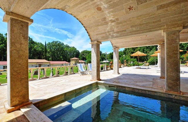 Cosy apartment for 8 guests with pool and parking