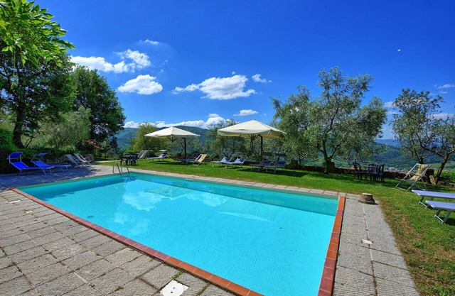 Cosy apartment with pool, WIFI, TV, patio, pets allowed, panoramic view, close to Greve In Chianti