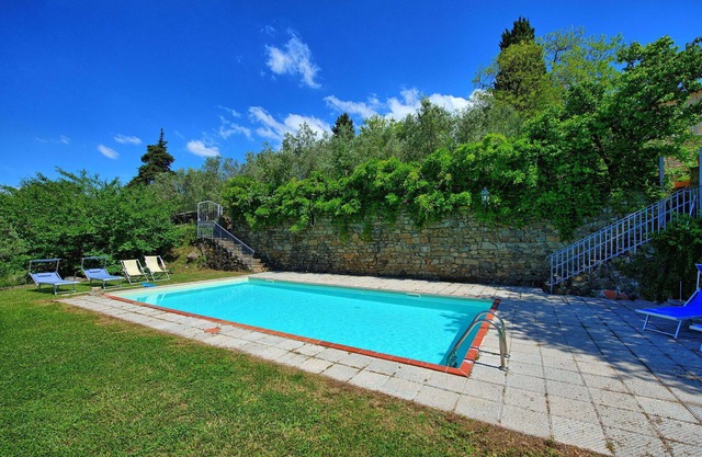 Cosy apartment with WIFI, pool, TV, patio, pets allowed, panoramic view, close to Greve In Chianti