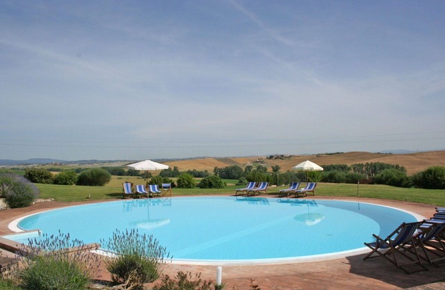 Cosy apartment for 5 guests with pool, WIFI and panoramic view, close to Siena