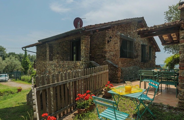 Cosy apartment in villa for 4 people with WIFI, TV, patio, panoramic view and parking