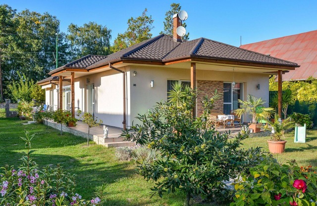 Cosy apartment for 5 people with WIFI, A/C, TV, patio and parking