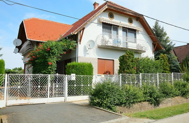 Cosy apartment for 6 guests with WIFI, A/C, TV, balcony and parking
