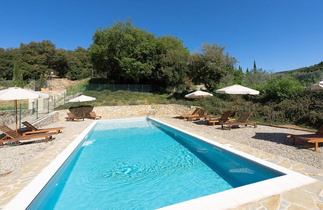 Cosy apartment for 4 guests with A/C, WIFI, pool, TV, patio and panoramic view, close to Siena