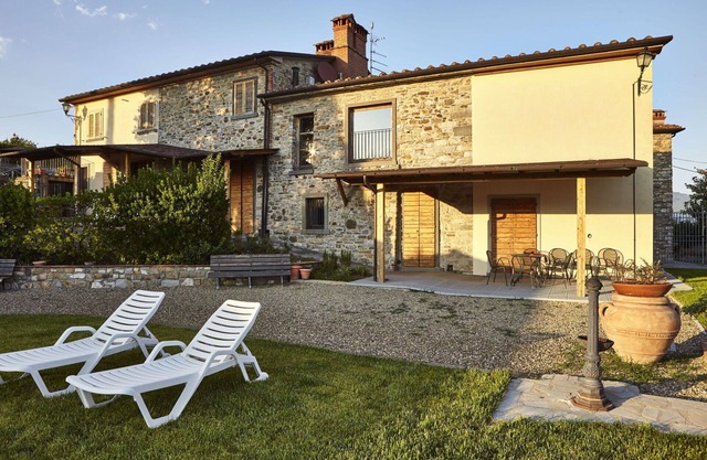 Cosy apartment for 5 people with pool, WIFI, TV, pets allowed and panoramic view, close to Arezzo