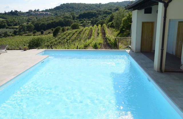 Cosy apartment for 6 guests with WIFI, pool, TV and pets allowed, close to Arezzo