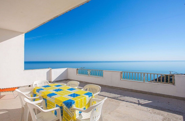 Cosy apartment for 7 people with WIFI, TV, terrace, pets allowed and parking