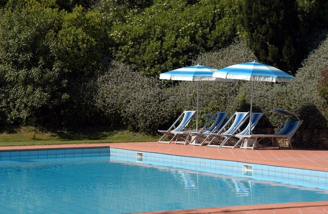 Cosy apartment for 8 people with A/C, pool, WIFI, TV and pets allowed, close to San Gimignano