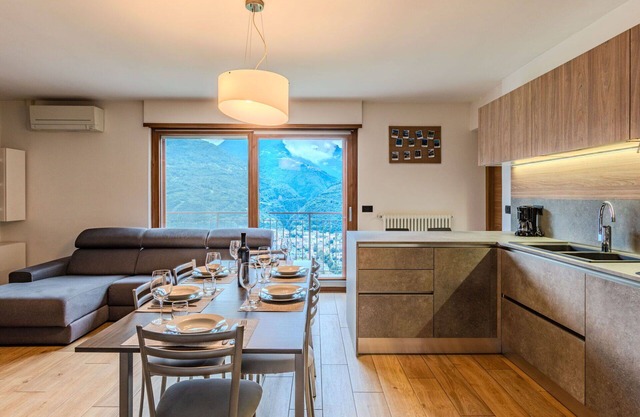 Cosy apartment for 6 guests with WIFI, A/C, TV, patio, pets allowed and parking