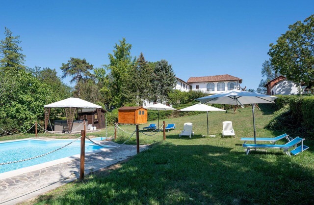 Cosy apartment in villa for 6 people with WIFI, A/C, pool, terrace, pets allowed and parking