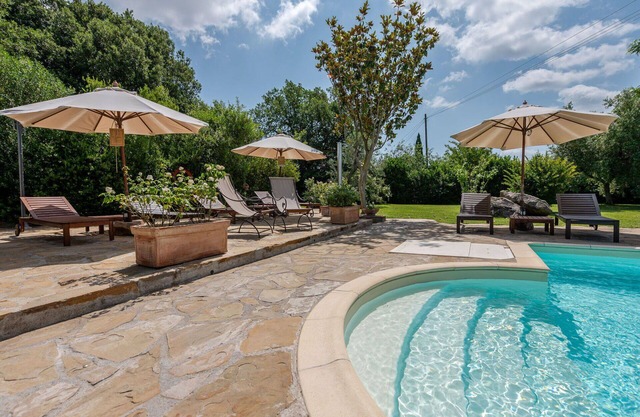Cosy apartment in villa for 5 people with A/C, pool, WIFI, TV, patio and pets allowed