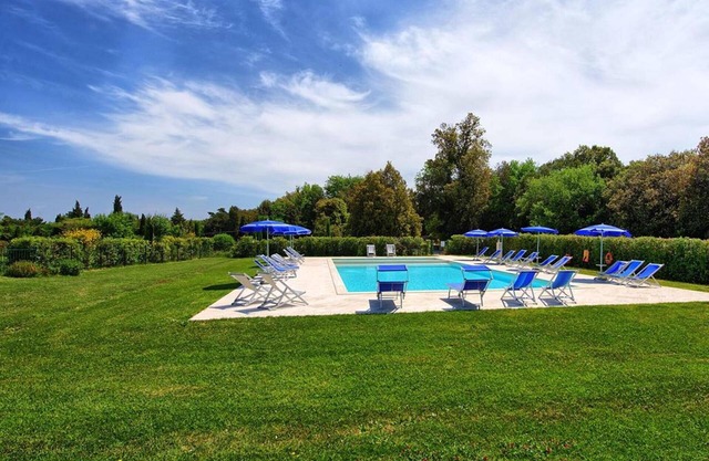 Cosy apartment in villa with pool, A/C, WIFI, TV, veranda and panoramic view, close to San Gimig.
