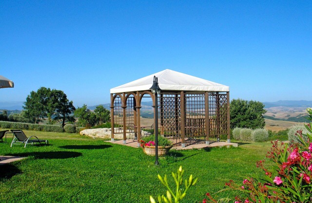 Cosy apartment in villa with A/C, pool, WIFI, TV, terrace and panoramic view, close to San Gimig.