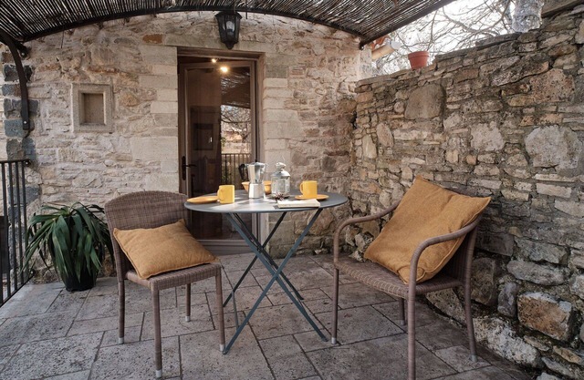 Cosy apartment in villa for 2 guests with WIFI, A/C, pool, TV, patio and pets allowed