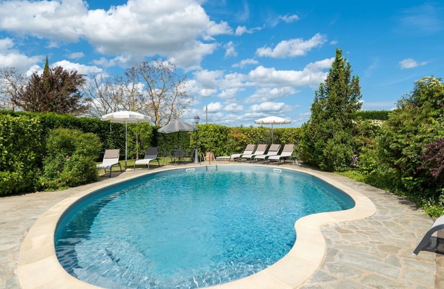 Cosy apartment in villa with WIFI, pool, TV, pets allowed, panoramic view, parking, close to Arezzo