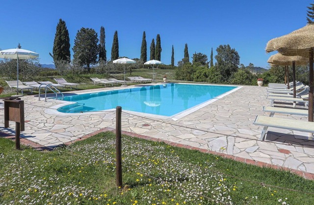 Cosy apartment in villa for 4 people with WIFI, pool, TV, terrace, pets allowed and parking