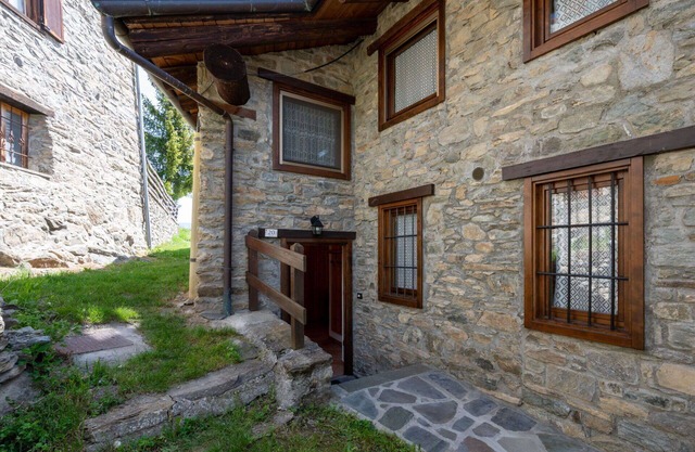 Cosy apartment for 6 guests with TV and balcony, close to Aosta