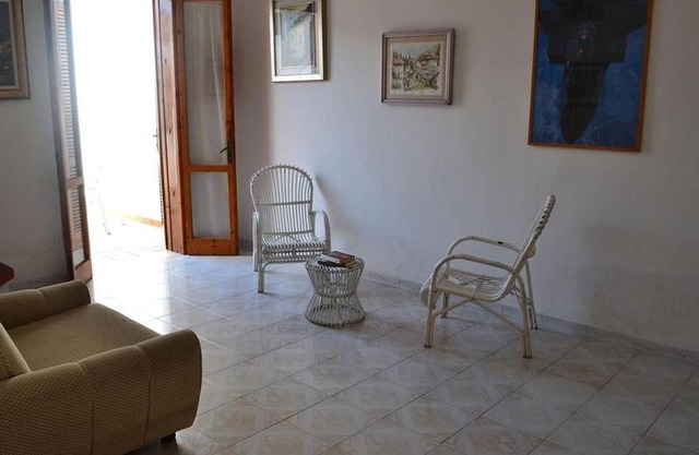 Cosy Apartment Near The Beach With Patio; Pets Allowed; Parking Available