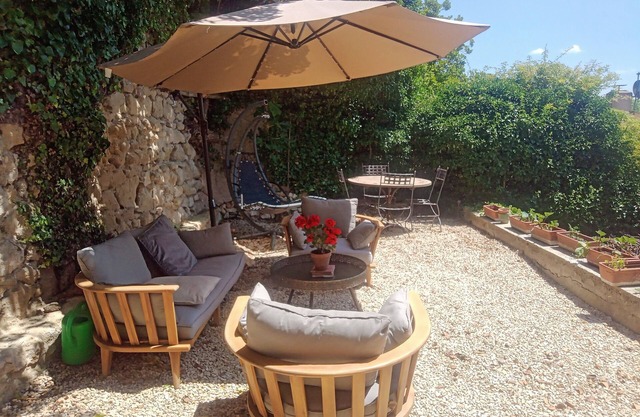 Cosy apartment-private garden, terrace, patio-in typical village near Lourmarin