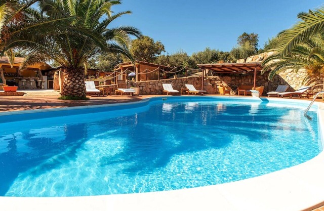 Cosy apartment with private pool, WIFI, A/C, TV, patio, pets allowed, panoramic view and parking
