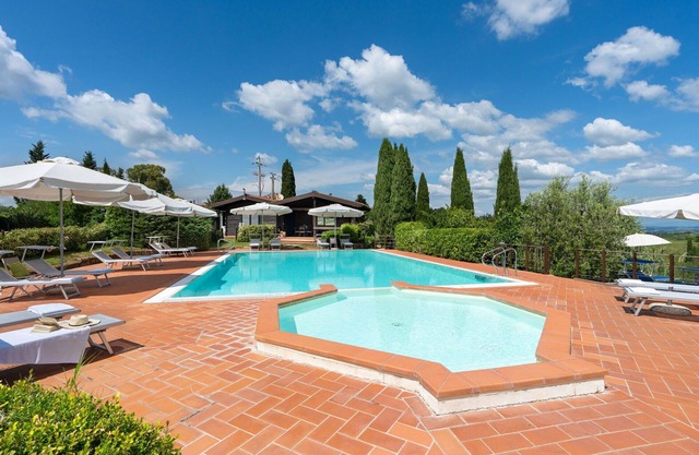 Cosy apartment with WIFI, A/C, pool, TV, veranda and panoramic view, close to San Gimignano