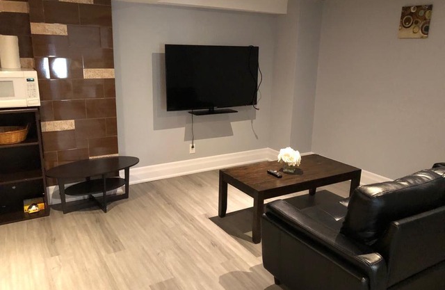 Cosy Basement Apartment, Walking distance to all amenities