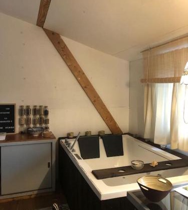 Cosy Cabane Boise solaire, Balneo bath et toilette seche a la Ferme
