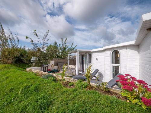 Cosy Cabin for Two with Lovely Countryside Views, Near Kingsbridge