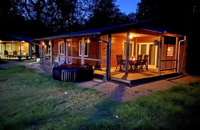 Cosy chalet with jacuzzi, 50 metres from a beautiful swimming lake