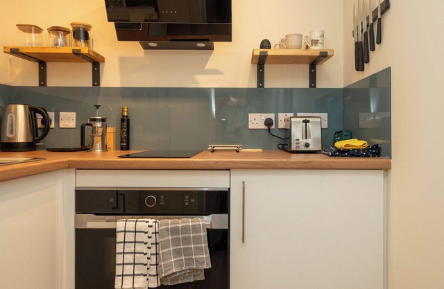 Cosy City Centre Apartment with Kitchen
