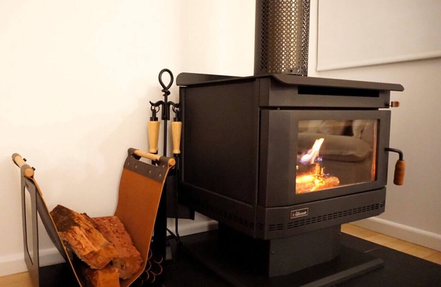 Cosy Coastal Cottage - Pet Friendly - Wood fire