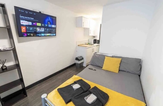 Cosy Ground floor studio next to UOB!
