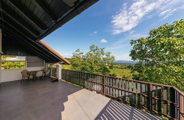 Cosy Hill Home Rucman With a Breathtaking View
