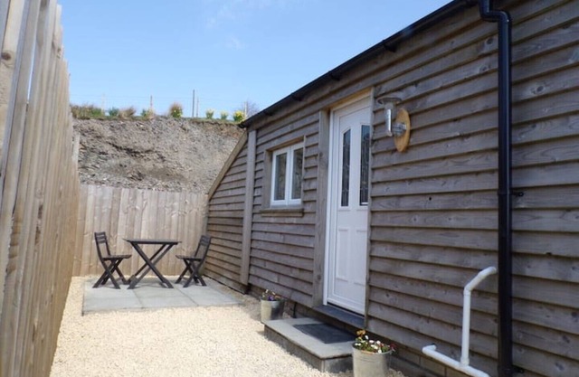 Cosy Hill Top Hut, Sleeps 2, with Fantastic mountain Views. Near Bala, Gwyneddn