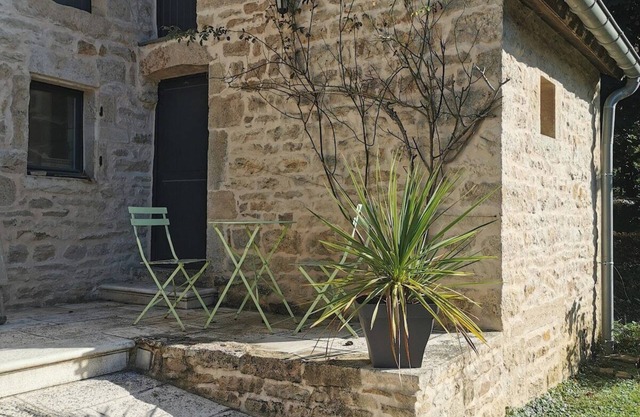 Cosy little nest in the heart of a small Burgundy village