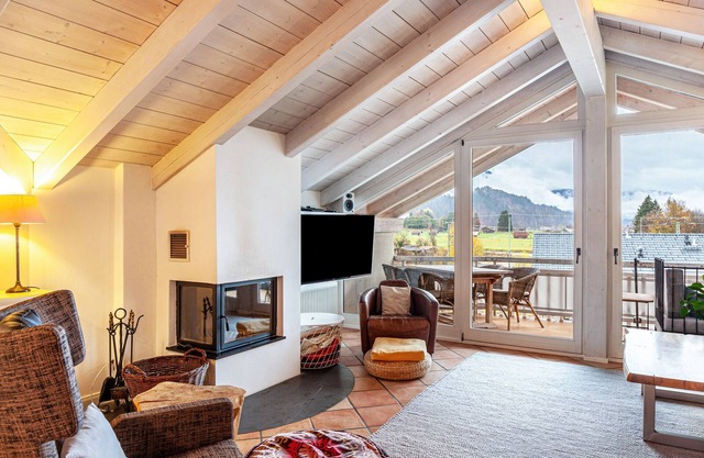 'Cosy Luxury Apartment' with Mountain View, Balconies & Wi-Fi