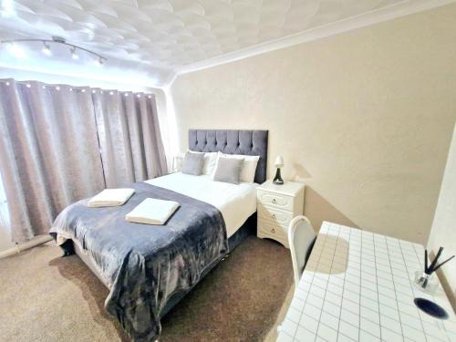 Cosy Luxurious Large 3 bedroom house, free parking, free WiFi