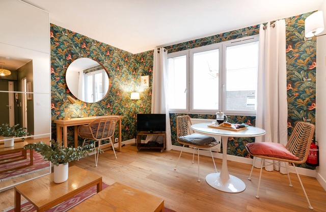 Cosy Marais studio, fully equipped, AC, perfect location.