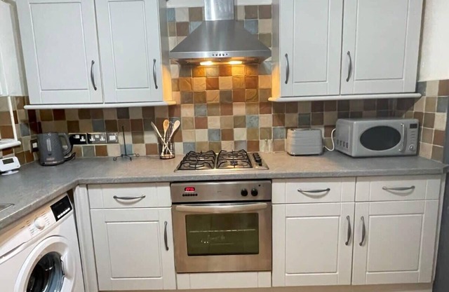 Cosy St Marys Rd home with FREE PARKING