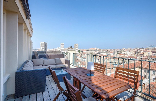 Cosy studio with terrace overlooking Marseille