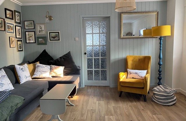 Cosy two-bed beach house, great location, one minute walk to Exmouth sea front