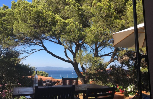 Côte d'Azur villa with stunning sea views for rent on the Giens Peninsula