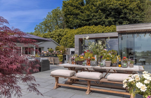 Cotswold Meadow is a perfect retreat set in 5 acres of land- pool & hot tub