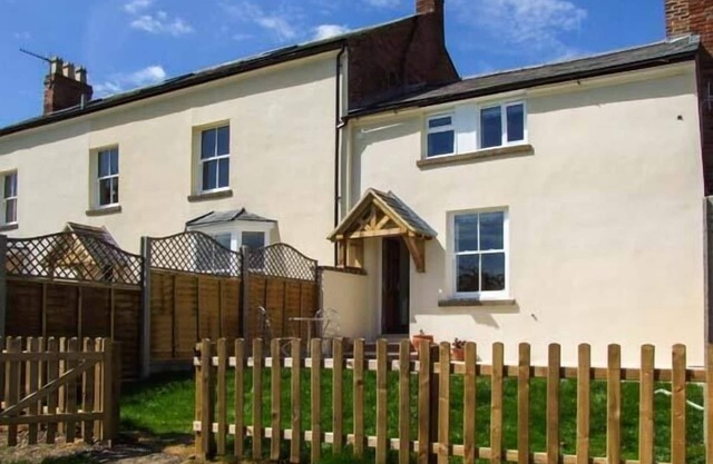 COTSWOLD VIEW, romantic, with a garden in Clifford Chambers