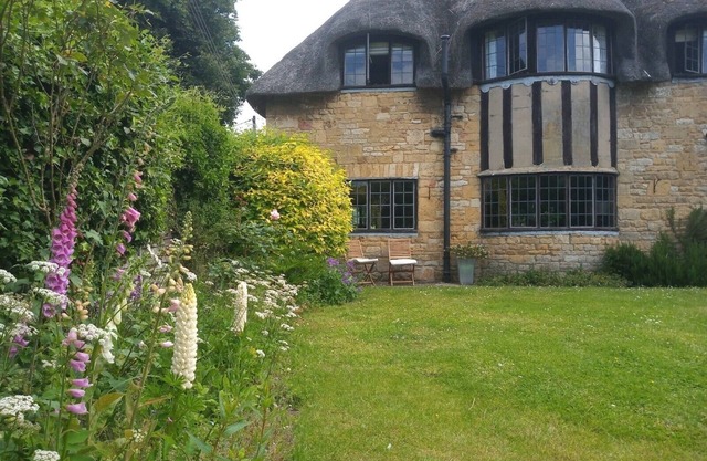 Cotswolds Thatch Cottage, countryside views, walk to shops.