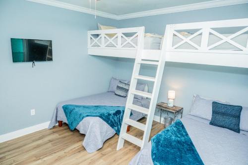 Cottage Beach House Steps From Beach 3 bedroom 2 bath