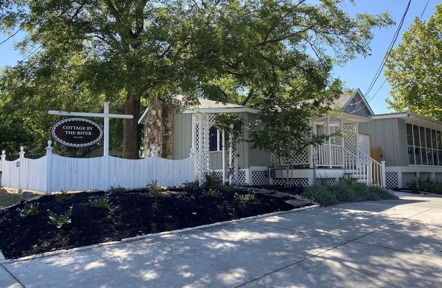 Cottage by the River - Sunday Suite